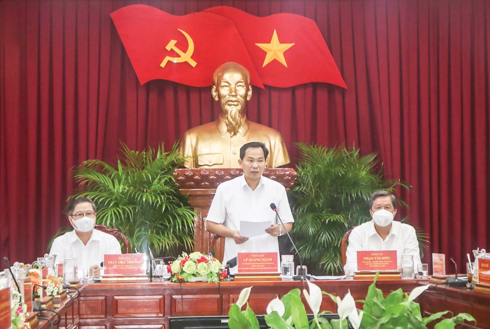 Bí thư Thành ủy Lê Quang Mạnh đề nghị các địa phương, đơn vị đẩy nhanh tiêm vaccine phòng COVID-19. Ảnh: H.HOA