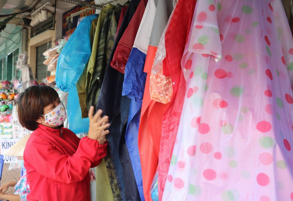 Người dùng chọn mua áo mưa tại một cửa hàng trên đường 30 Tháng 4, quận Ninh Kiều.