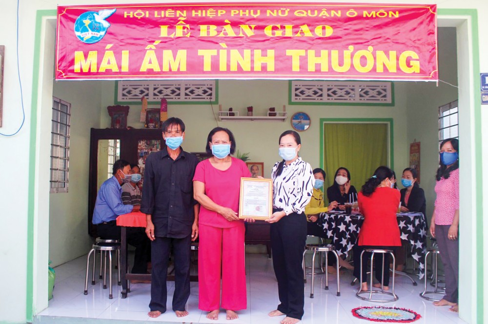 Cán bộ Hội LHPN quận Ô Môn dự lễ bàn giao Mái ấm tình thương cho phụ nữ nghèo tại phường Phước Thới.