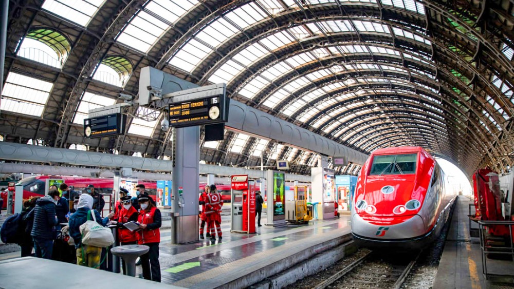 Hành khách làm thủ tục lên tàu tại một nhà ga của Trenitalia. Ảnh: CNN