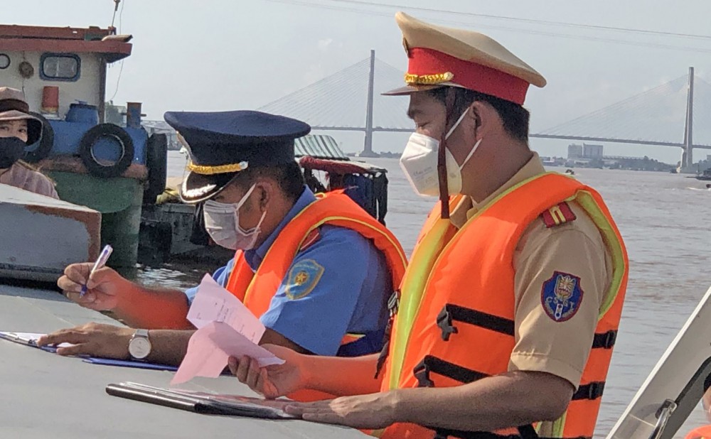 Cảnh sát đường thủy Công an TP Cần Thơ phối hợp với Thanh tra giao thông kiểm tra, lập biên bản làm việc đối với người điều khiển phương tiện thủy lưu thông trên tuyến sông Hậu.