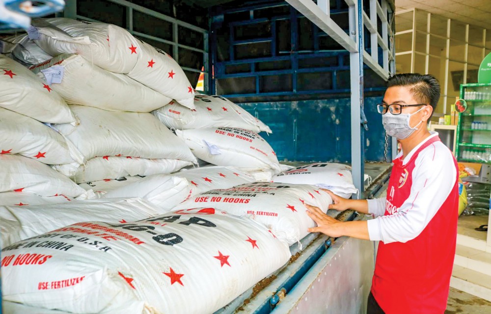 Phân bón được một cửa hàng vật tư nông nghiệp ở huyện Thới Lai mua về để chuẩn bị phục vụ cho nông dân sản xuất lúa đông xuân 2021-2022.