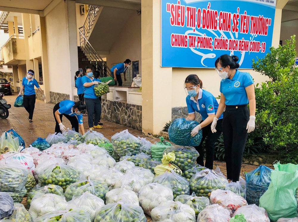 Điểm tựa Hội LHPN TP Cần Thơ chuẩn bị quà tặng hội viên, người dân.
