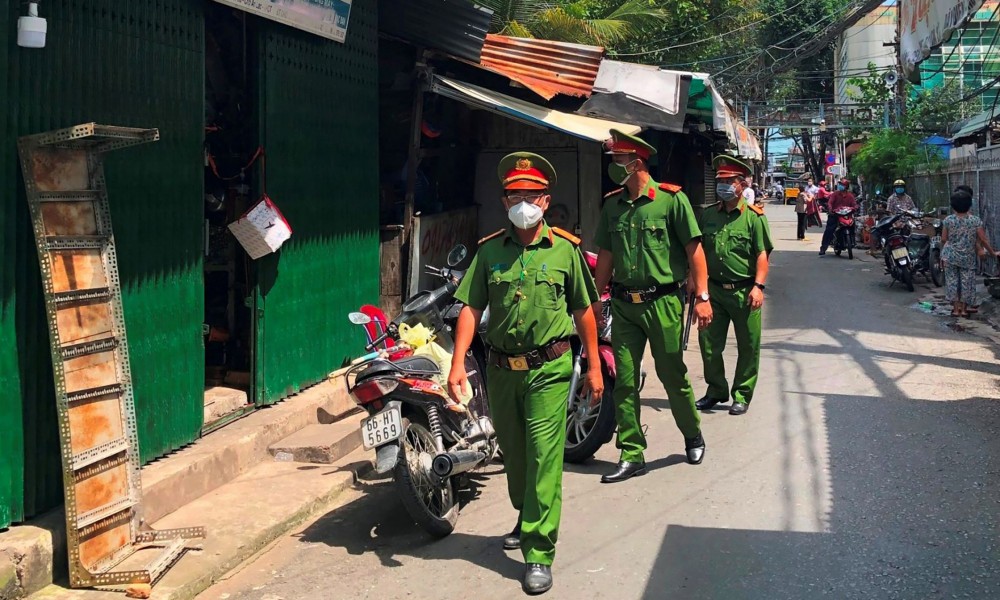 Công an phường Tân An, quận Ninh Kiều, tuần tra giữ gìn ANTT, vận động người dân thực hiện đúng quy định về phòng, chống dịch bệnh.