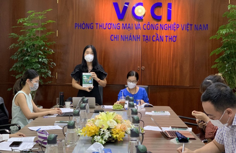 Bà Nguyễn Thị Thương Linh, Phó Giám đốc VCCI Cần Thơ, giới thiệu Cẩm nang tại buổi lễ.