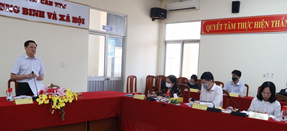 Đồng chí Dương Tấn Hiển, Phó Chủ tịch Thường trực UBND TP Cần Thơ, phát biểu chỉ đạo tại buổi làm việc.