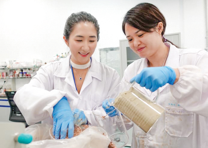 Didi Gan (trái) tận dụng rác thải thực phẩm để chế tạo các sản phẩm thân thiện môi trường. Ảnh: CNA
