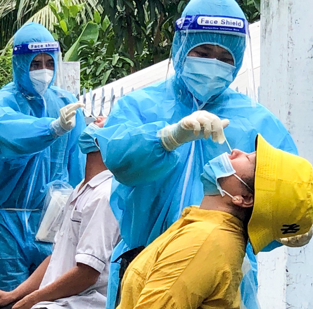 Lấy mẫu  xét nghiệm cho người dân. 