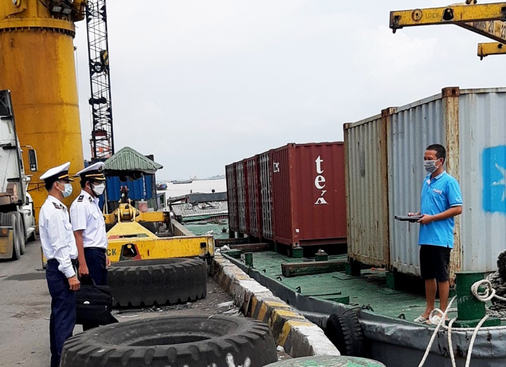Đại diện Cảng vụ ĐTNĐ Cần Thơ và Thốt Nốt kiểm tra làm thủ tục cho phương tiện tại Tân Cảng Thốt Nốt.