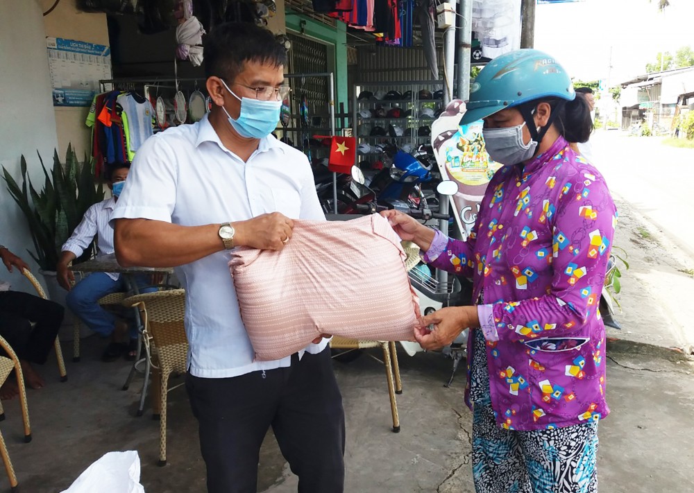 Anh Võ Minh Triều, Phó Bí thư Thường trực Đảng ủy phường Thới Long, quận Ô Môn, xuất tiền gia đình tích lũy mua 2,6 tấn gạo tặng người nghèo.