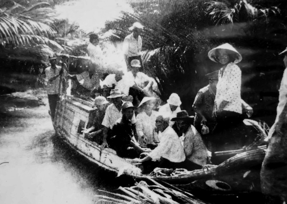 Chiến công huyền thoại và những bài học vô giá Tàu gỗ của Đoàn 962 (tiền thân Lữ đoàn 962, Quân khu 9) nhận vũ khí do “Tàu Không số” Đoàn 125 Hải quân vận chuyển vũ khí vào Rạch Gốc, huyện Ngọc Hiển, tỉnh Cà Mau, năm 1963. (Chụp lại từ ảnh tư liệu).