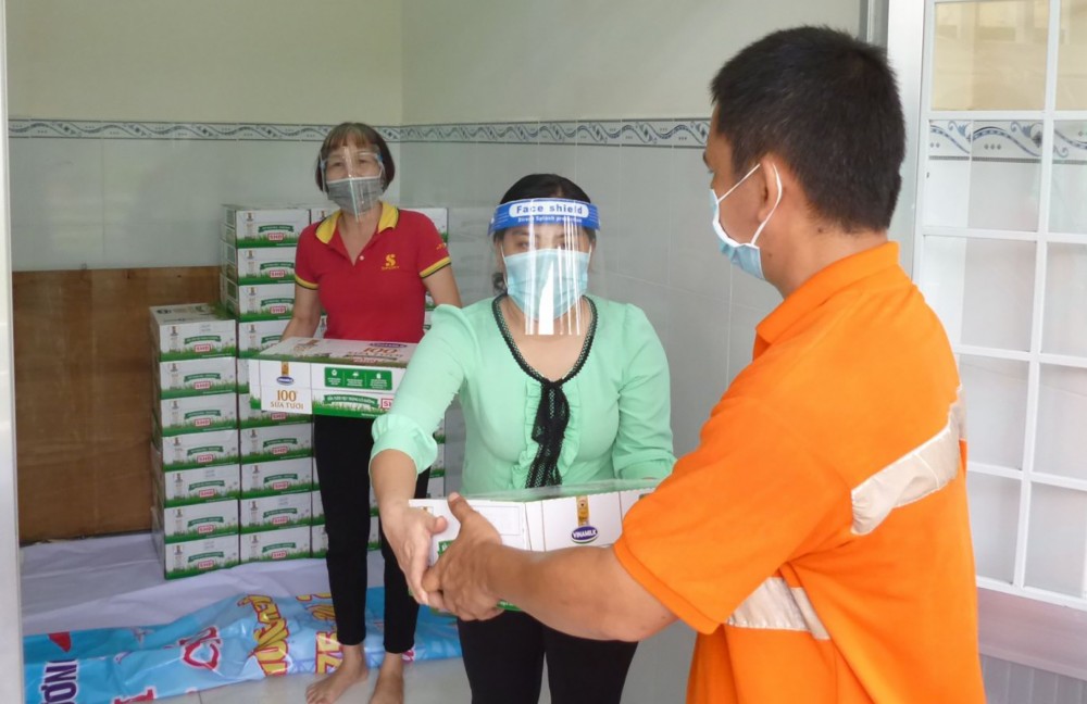 Huy động nguồn lực bảo vệ, chăm sóc trẻ em Đại diện Trường Tương Lai nhận sữa để cấp phát cho học sinh của trường. Ảnh: C.T.V
