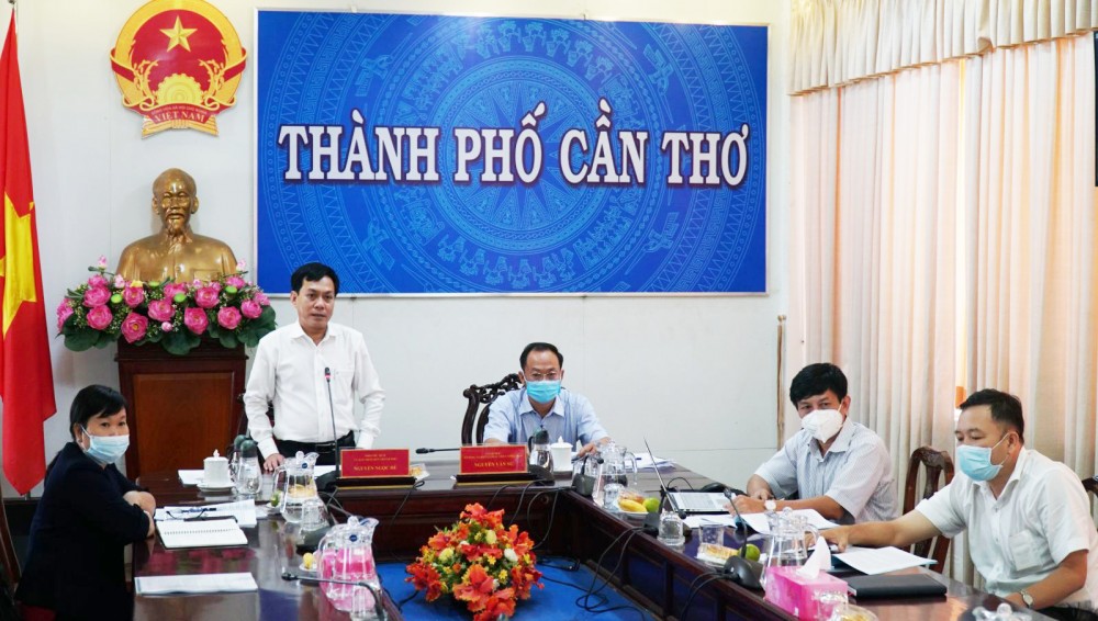 Đề nghị nâng cao năng suất, chất lượng, giá trị nông sản cho người dân vùng ĐBSCL Đồng chí Nguyễn Ngọc Hè, Phó Chủ tịch UBND TP Cần Thơ, phát biểu tham luận tại hội nghị. Ảnh: ANH DŨNG