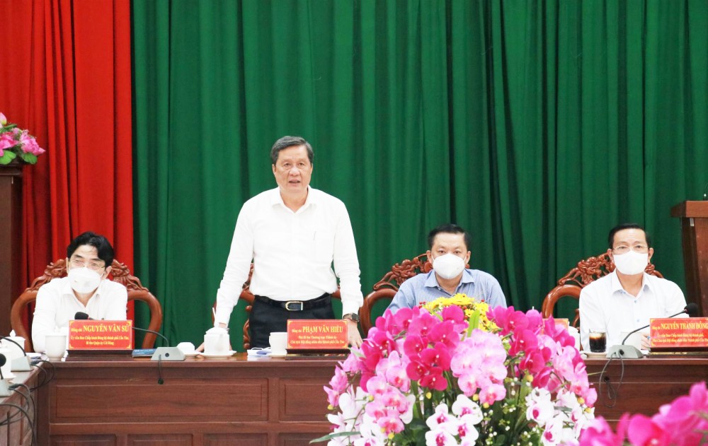 Đồng chí Phạm Văn Hiểu phát biểu chỉ đạo tại buổi làm việc với BTV Quận ủy Cái Răng.