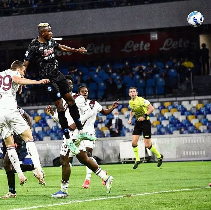 Osimhen hay hơn Mbappe? Osimhen (bật cao nhất) đã có 9 bàn thắng và 1 kiến tạo trên mọi đấu trường mùa này. Ảnh: Football Italia