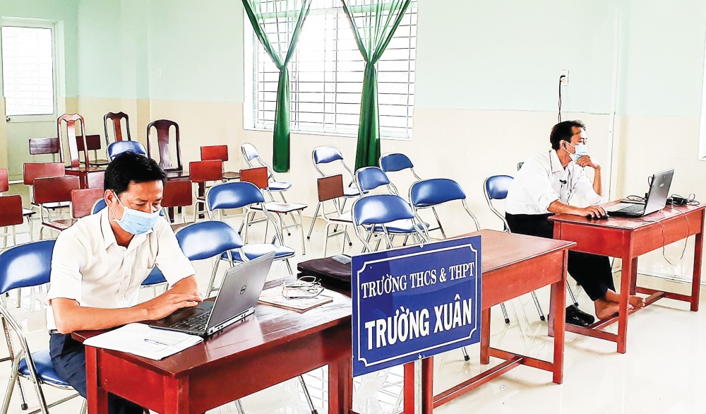 Giáo viên Trường THCS&THPT Trường Xuân dạy trực tuyến.