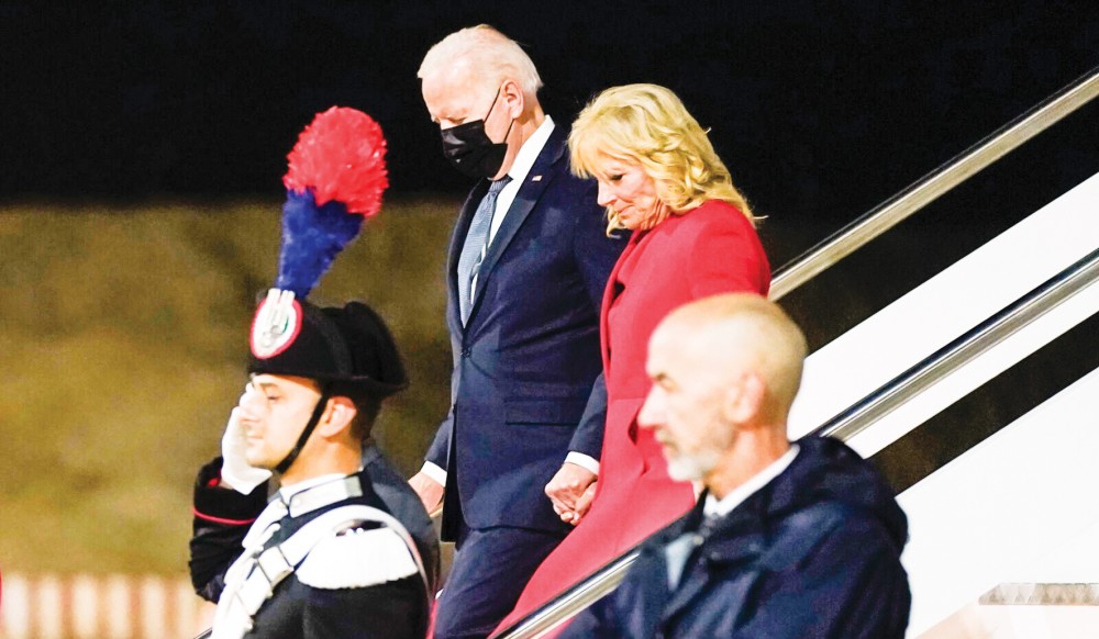 Tổng thống Biden và phu nhân đến Ý sáng 29-10. Ảnh: AP
