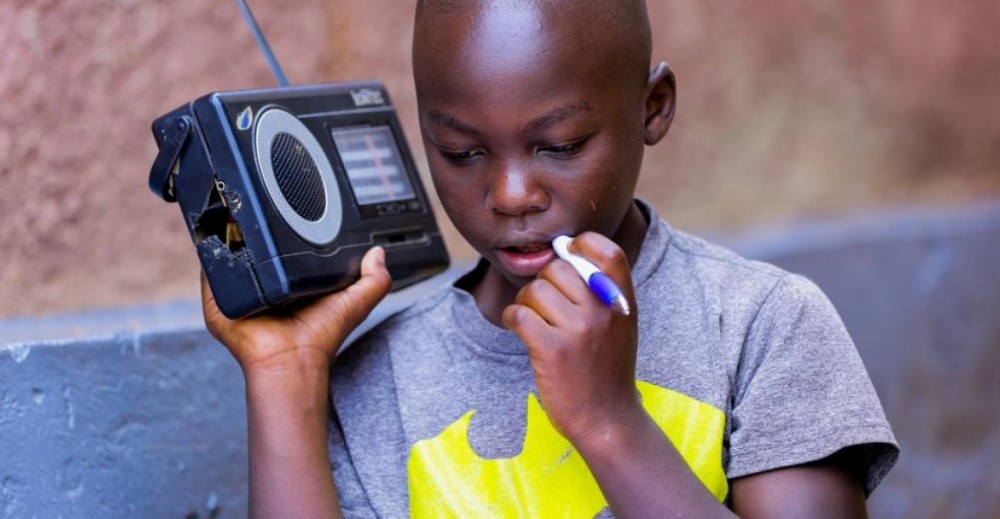 Một học sinh Rwanda học qua radio.