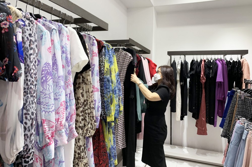 Khách hàng mua sắm tại cửa hàng thời trang Elise.