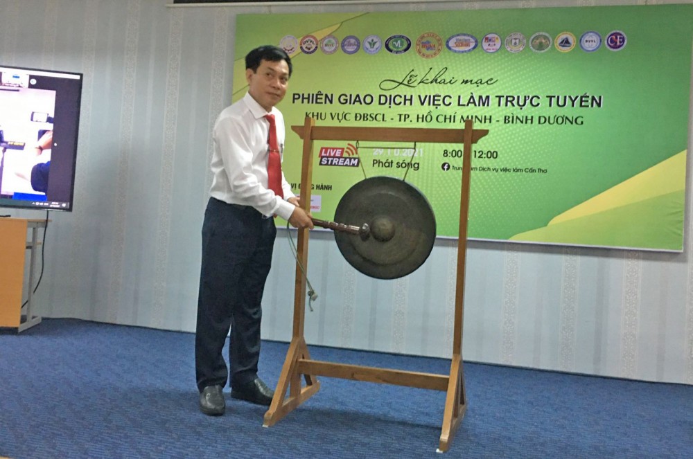 Ông Nguyễn Ngọc Hè, Phó Chủ tịch UBND thành phố, đến dự và đánh cồng khai mạc phiên giao dịch việc làm trực tuyến.