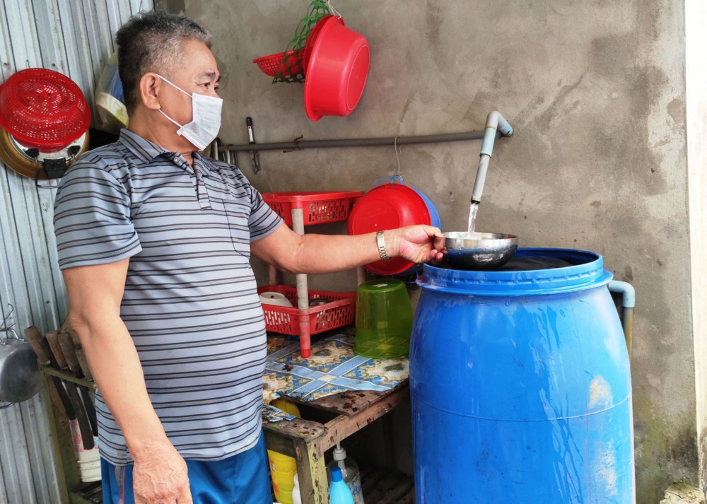 Sử dụng nước sạch tại hộ ông Lê Hoàng Nam ở xã Đông Bình, huyện Thới Lai.