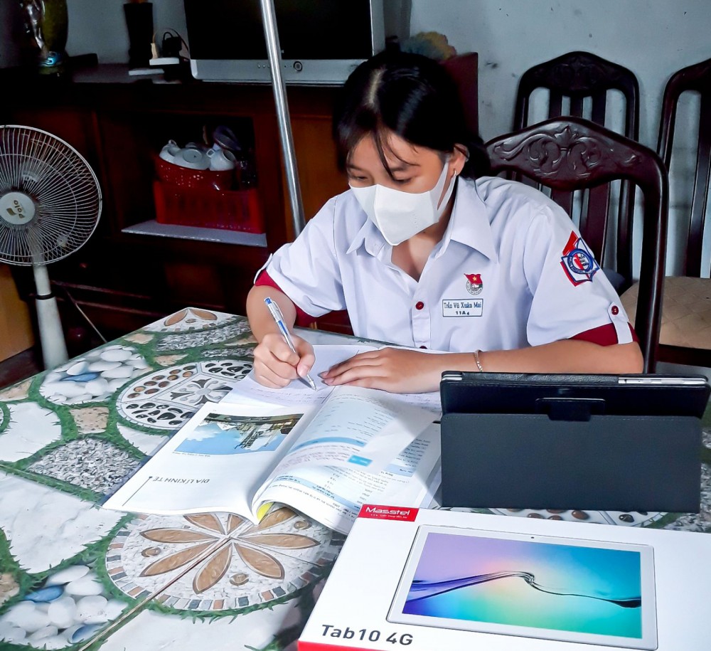  Em Mai học tập với thiết bị mới được trao tặng. Ảnh: DUY KHÔI