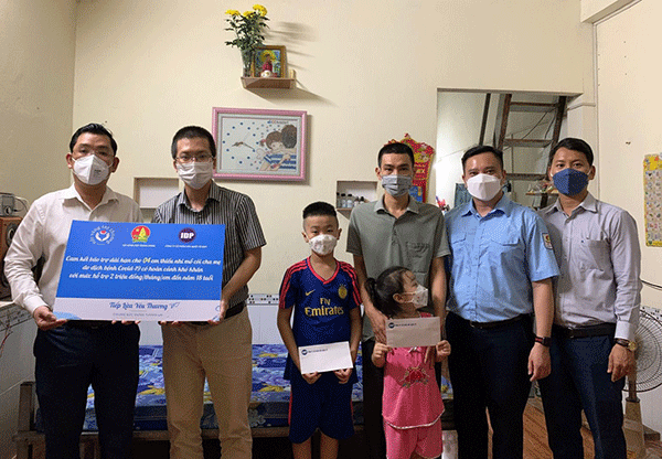 Trao gói bảo trợ thiếu nhi mồ côi do dịch COVID-19