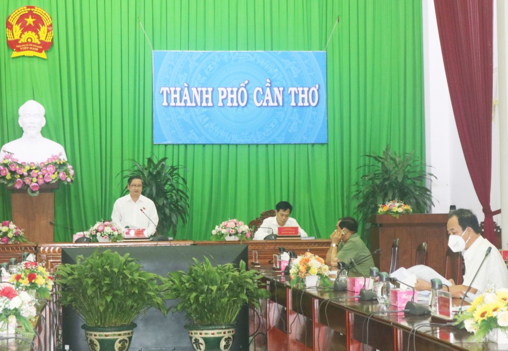  Chủ tịch UBND TP Cần Thơ Trần Việt Trường chủ trì cuộc họp Sở Chỉ huy Phòng, chống dịch COVID-19 thành phố. 
