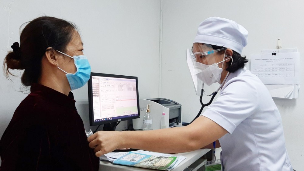 Đảm trách nhiệm vụ kép Sau khi BV Đa khoa TP Cần Thơ khám chữa bệnh bình thường trở lại, bệnh nhân ở tỉnh Vĩnh Long tranh thủ đến BV tái khám.