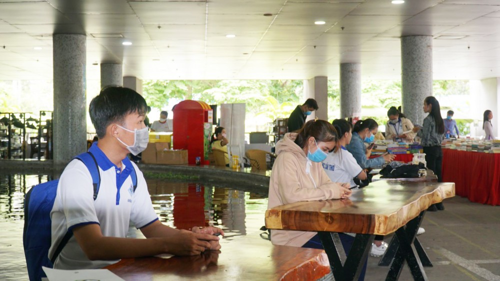 Sinh viên Trường ĐHCT tự học, tìm tài liệu học tập tại Trung tâm học liệu của trường. Ảnh: B.NG
