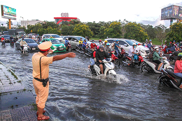 Triều cường lên cao xấp xỉ báo động III