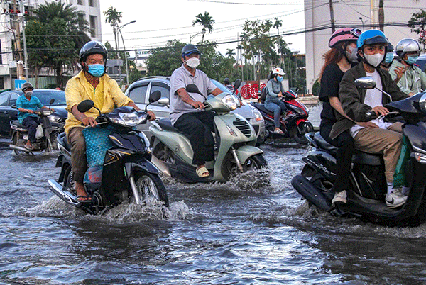 Triều cường lên cao xấp xỉ báo động III