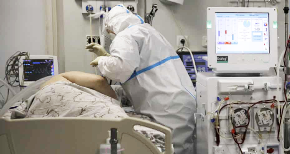 Một ca điều trị COVID-19 ở Nga. Ảnh: AP
