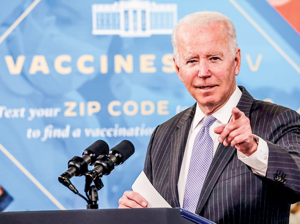 Tổng thống Biden muốn bắt buộc người lao động Mỹ phải tiêm vaccine COVID-19. Ảnh: Reuters