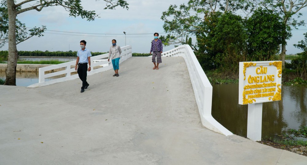 Cầu Ông Lang ở ấp Tân Hòa vừa được xây dựng hoàn thành và đưa vào sử dụng.