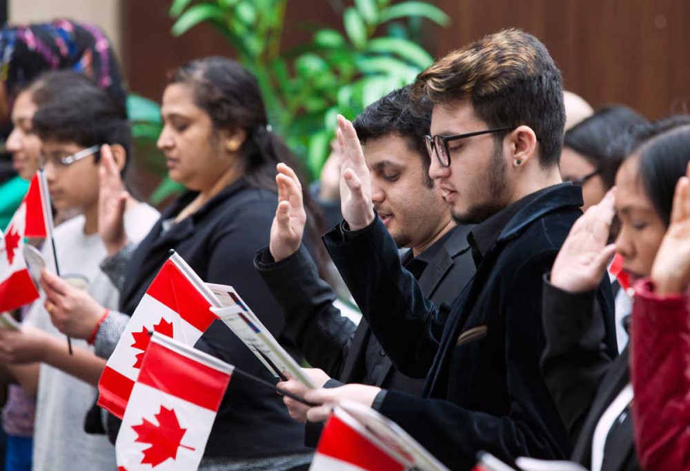 Canada đối mặt với cuộc khủng hoảng già hóa dân số Một buổi lễ nhập tịch ở Canada.