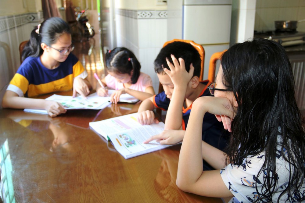 Lúc rảnh, Bảo Trang và Mai Anh tranh thủ kèm 2 em họ học bài.