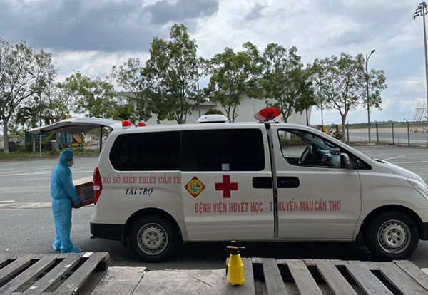 Tiếp nhận 1.000 đơn vị máu được chuyển tới bằng đường hàng không