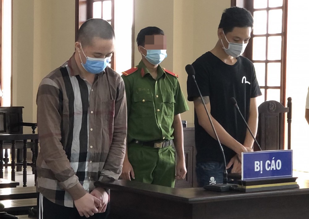 Nguyễn Ngọc Bang (trái) và Nguyễn Văn Hây nghe tòa tuyên án.