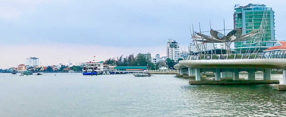 Giữ vững danh hiệu thành phố tiêu biểu về môi trường Góc đô thị sông nước TP Cần Thơ được giữ gìn vệ sinh môi trường, không rác thải trên sông.