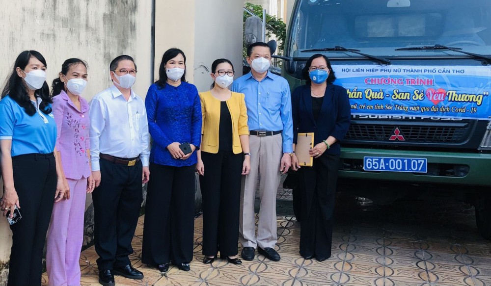 Lãnh đạo TP Cần Thơ và các đại biểu bên chuyến xe “Triệu phần quà - San sẻ yêu thương” do Hội LHPN TP Cần Thơ tổ chức, tặng quà người dân bị ảnh hưởng bởi dịch bệnh. Ảnh: KIỀU CHINH