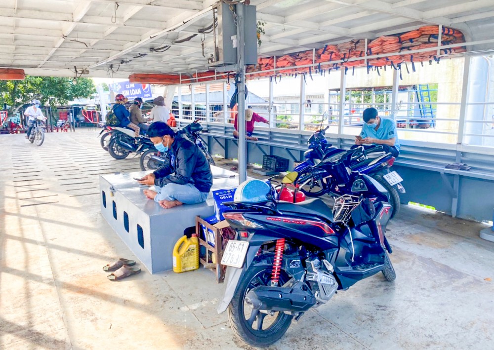 Bến đò Rạch Nọc - Xã Hời hoạt động trở lại, hành khách tuân thủ các nguyên tắc phòng, chống dịch COVID-19.