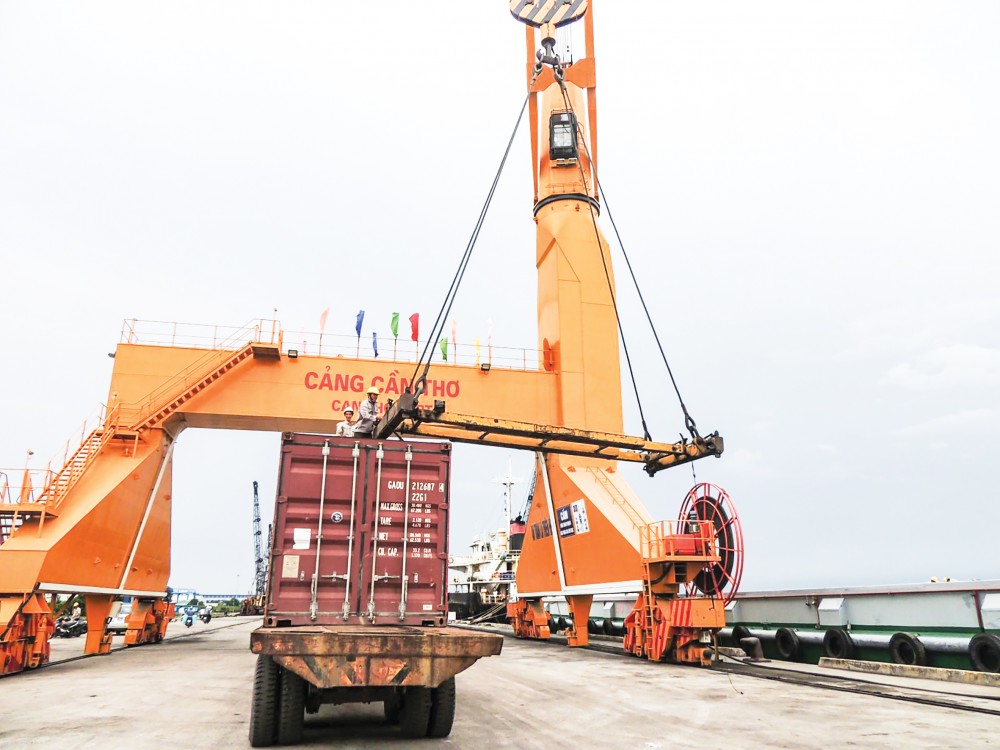 Kinh tế khởi sắc, nhưng còn nhiều khó khăn phía trước Hoạt động xếp dỡ hàng hóa tại cảng Cái Cui.