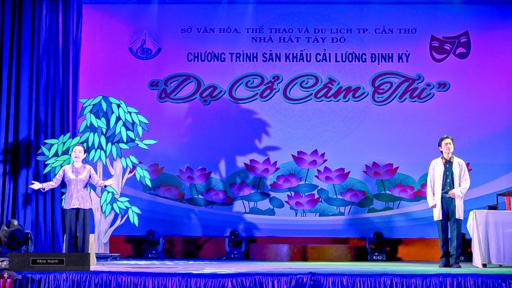 NNƯT Kiều Nga và nghệ sĩ Phương Anh thể hiện bài ca cổ “Lời mẹ cùng con”.