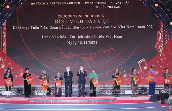 Chủ tịch Quốc hội dự khai mạc Tuần "Đại đoàn kết dân tộc - Di sản văn hóa Việt Nam"