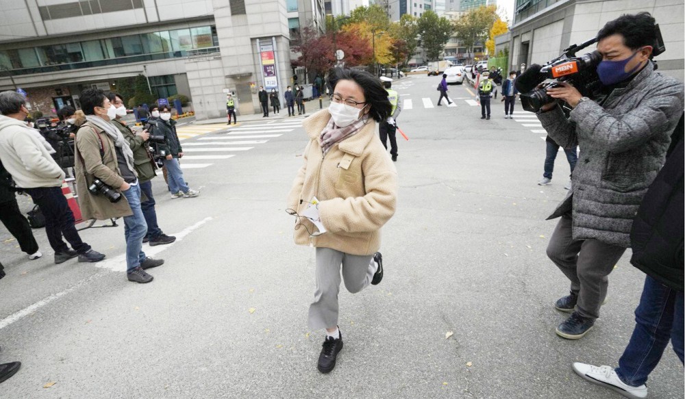 Cuộc chiến “sống còn” của các sĩ tử Hàn Quốc Một học sinh Hàn Quốc hối hả chạy đến trường dự thi CSAT hôm 18-11. Ảnh: AP