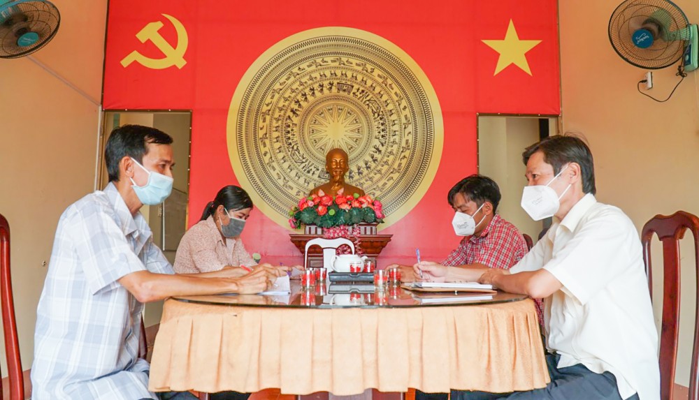 Lãnh đạo Ủy ban Kiểm tra Huyện ủy Vĩnh Thạnh (bên phải) làm việc với Thường trực Đảng ủy xã Thạnh Tiến về tình hình chấp hành kỷ luật của đảng viên.