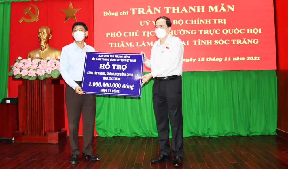 Đồng chí Trần Thanh Mẫn (bên phải) trao hỗ trợ 1 tỉ đồng cho tỉnh Sóc Trăng thực hiện công tác phòng, chống dịch COVID-19.