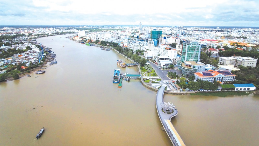 Cải cách quản lý tài chính công, khai thác hiệu quả các nguồn lực đầu tư Việc phân cấp tài khóa nhằm phát huy vai trò chủ đạo của ngân sách Trung ương, thúc đẩy tính chủ động của ngân sách địa phương. Trong ảnh: Một góc đô thị Cần Thơ với hạ tầng được đầu tư ngày càng đồng bộ, hiện đại. Ảnh: ANH KHOA