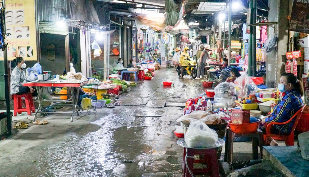 Nỗ lực khôi phục và phát triển kinh tế Tiểu thương và người dân mua bán ở chợ Bà Đầm thực hiện tốt 5K để phòng, chống dịch COVID-19.